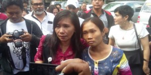 Anggota Pusat Pelayanan Terpadu Pemberdayaan Perempuan dan Anak Kota Denpasar, Siti Sapurah (kiri), dan ibu kandung Angeline, Hamidah