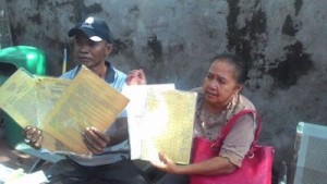 Ahli Waris keluarga Sofia Tomboy dan Kuasa Hukum Stevanus Soge, SH Saat menunjukan Bukti kepemilikan tanah